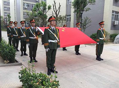 國(guó)歌嘹亮，紅旗招展--熱烈祝賀天虹公司圓滿舉行了新工業(yè)園揭牌儀式和升旗儀式